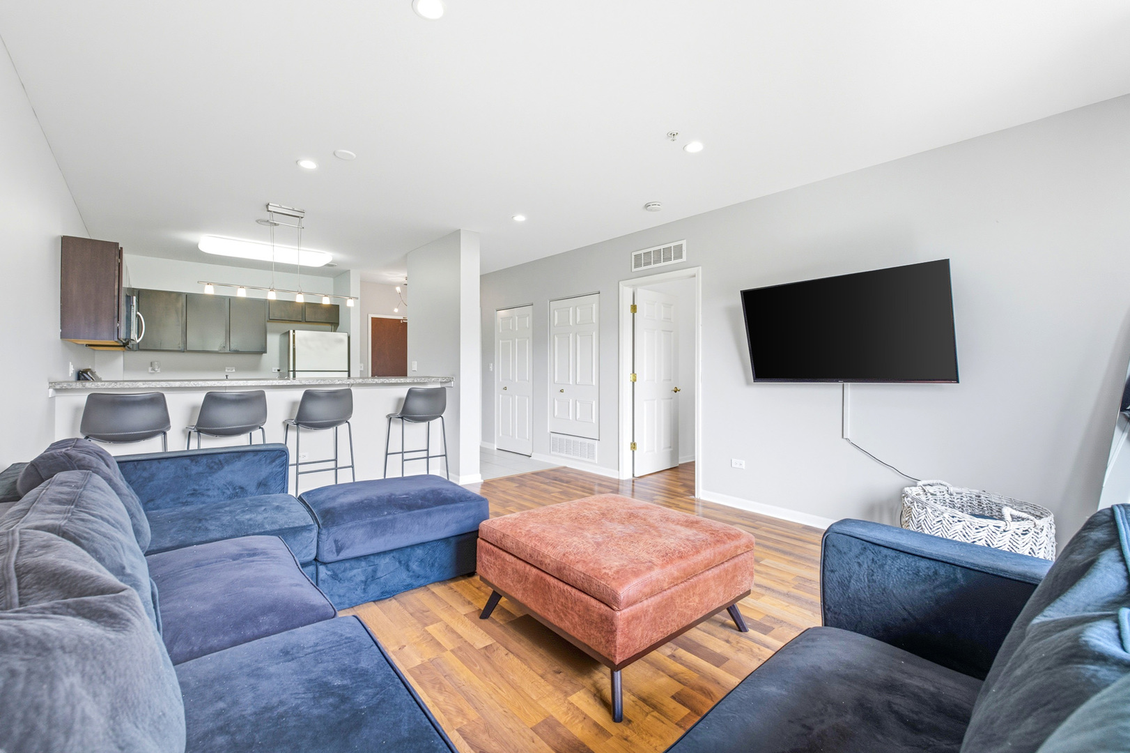 300 Village Circle #203, Willow Springs, IL 60480