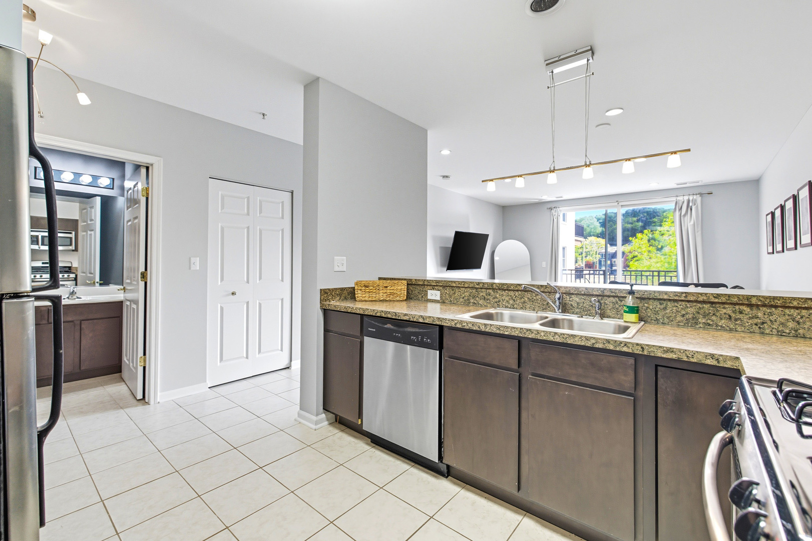 300 Village Circle #203, Willow Springs, IL 60480