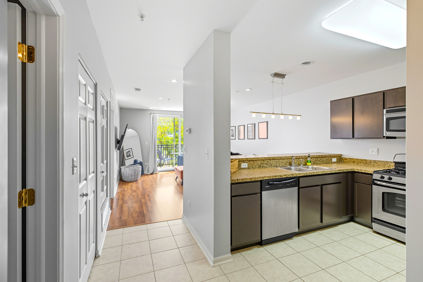 300 Village Circle #203, Willow Springs, IL 60480