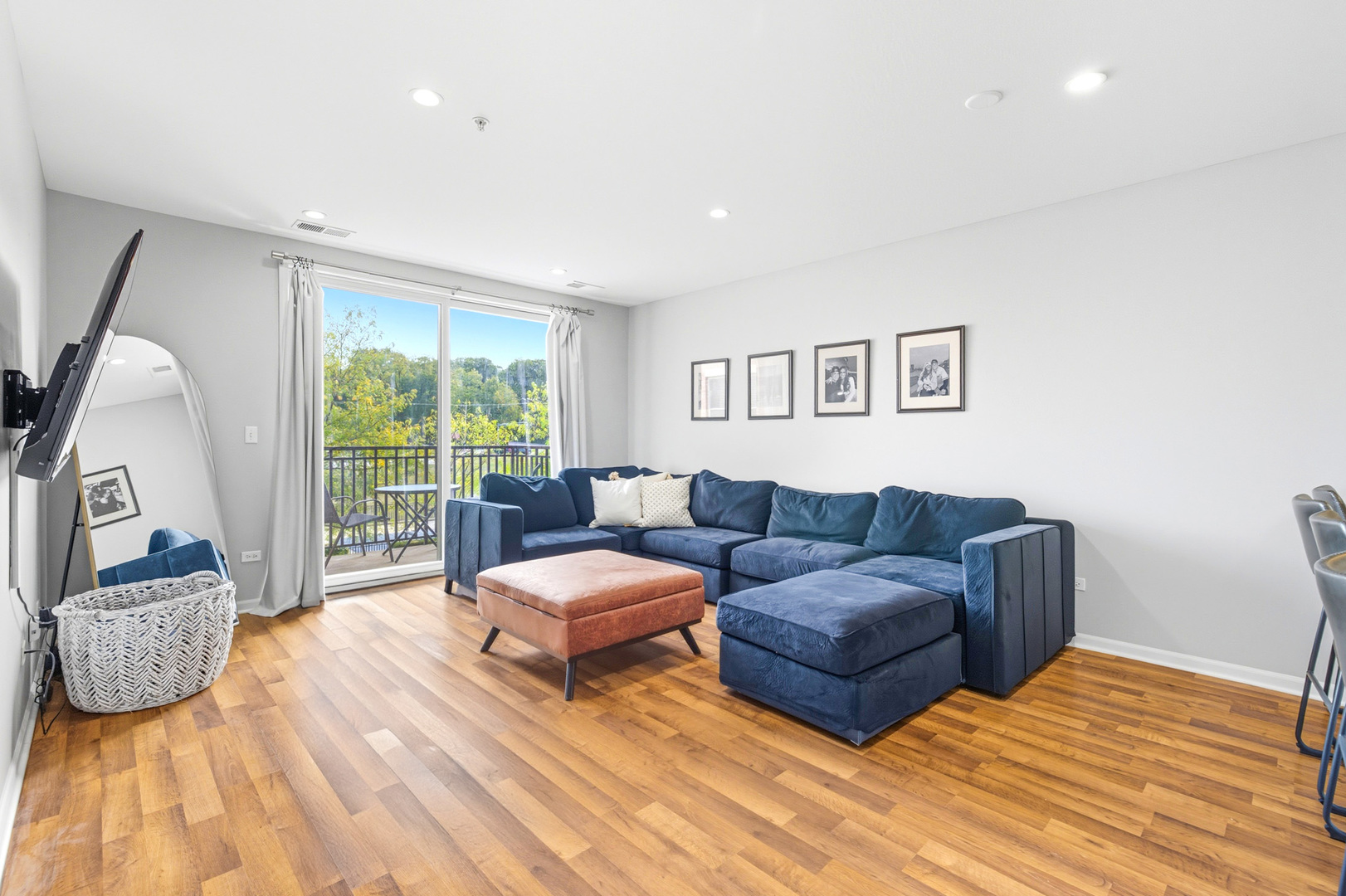 300 Village Circle #203, Willow Springs, IL 60480