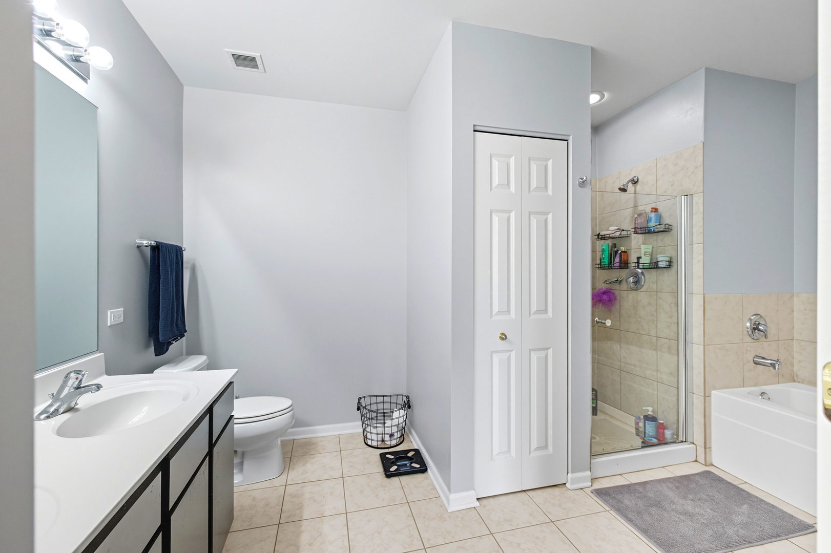 300 Village Circle #203, Willow Springs, IL 60480