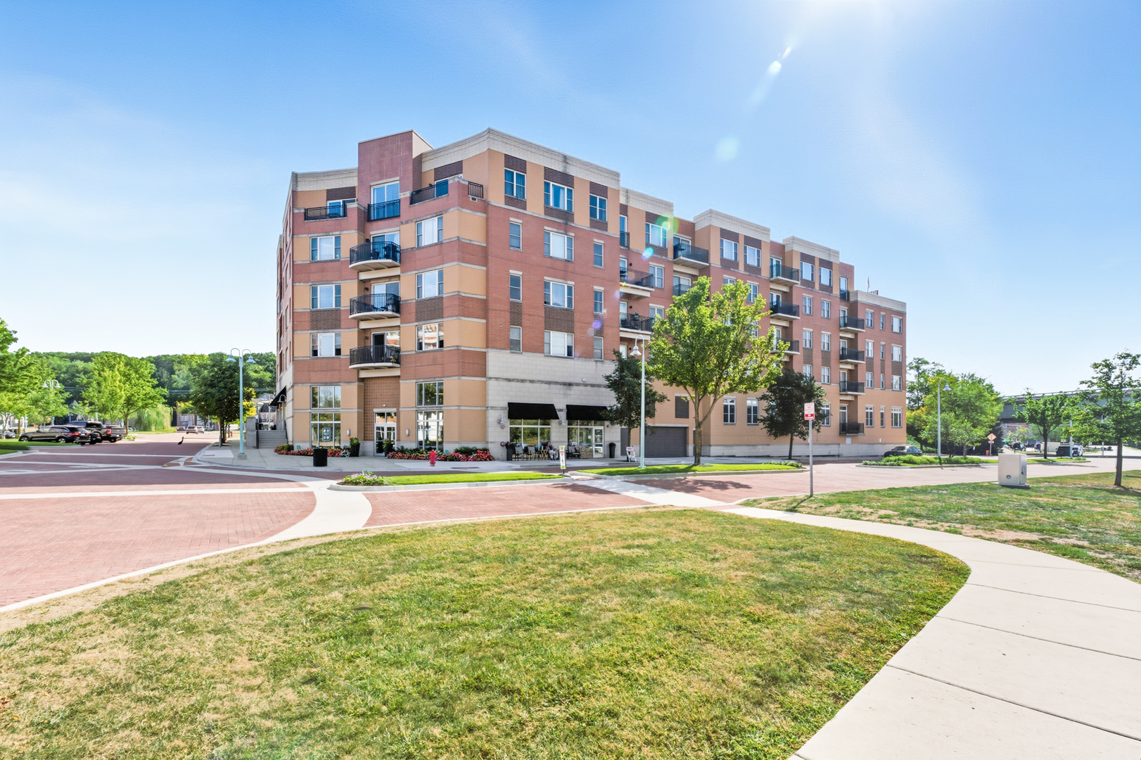 300 Village Circle #203, Willow Springs, IL 60480