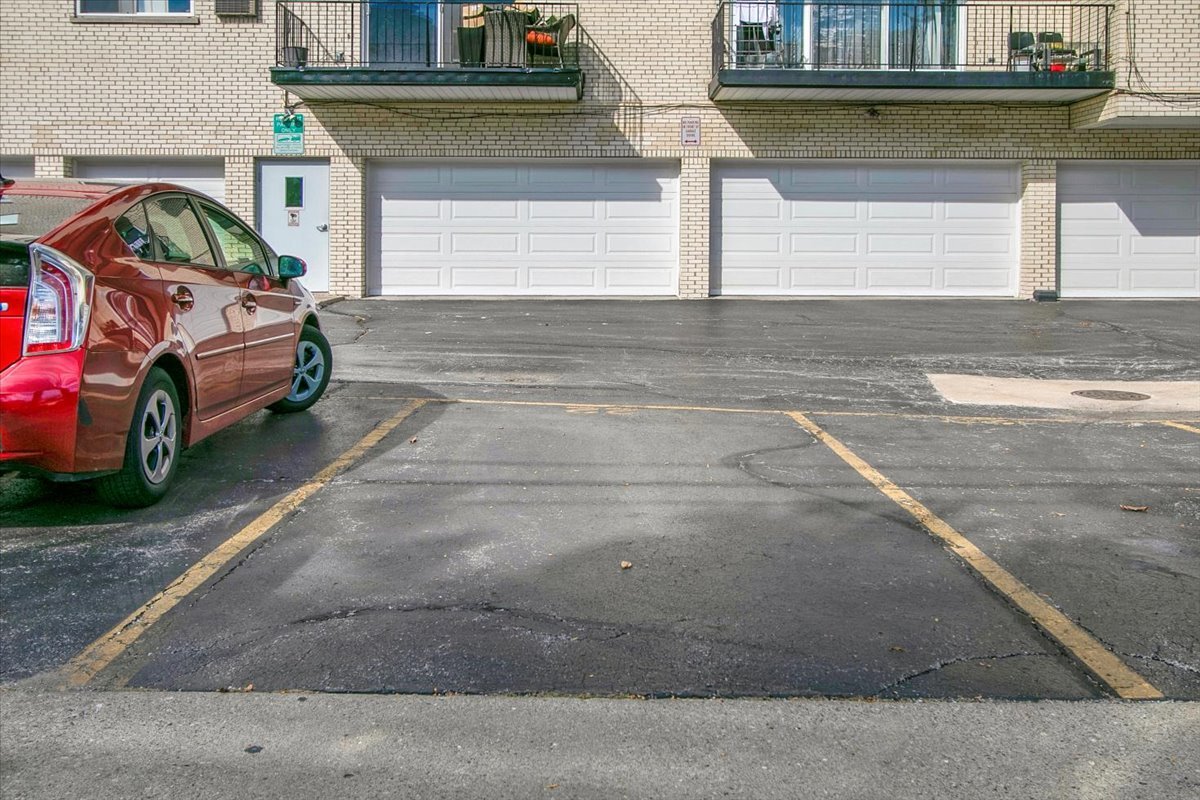 820 Oakton Street #2B, Evanston, IL 60202