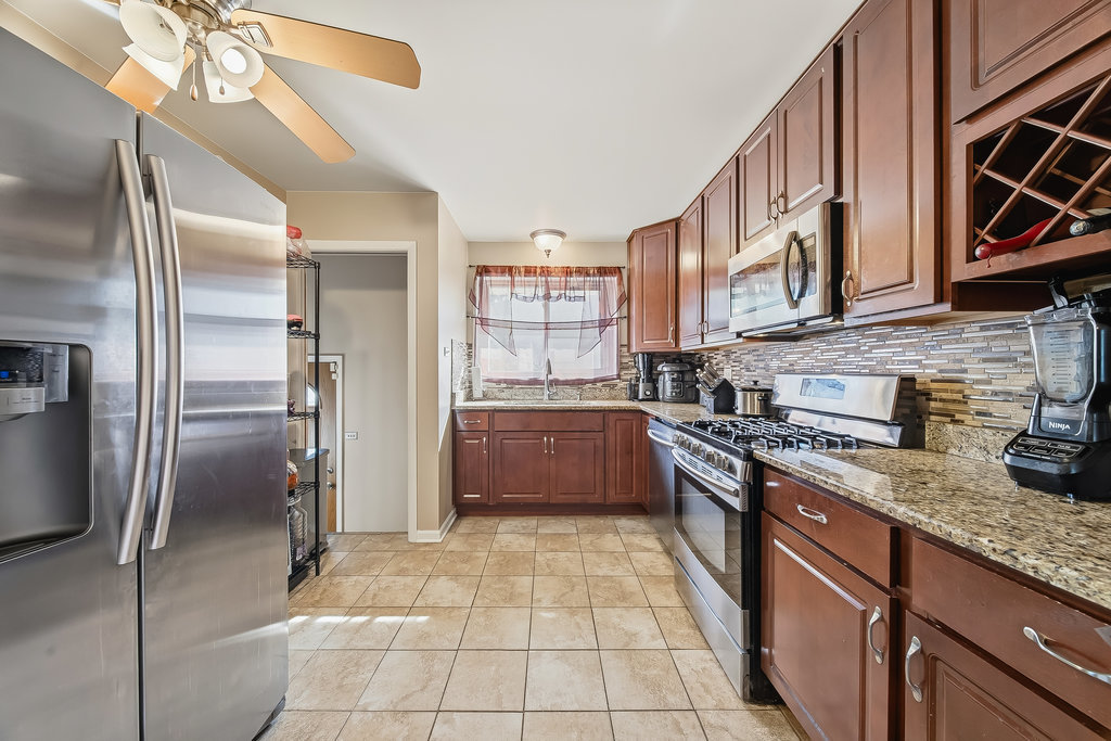 15966 Debbie Lane, South Holland, IL 60473