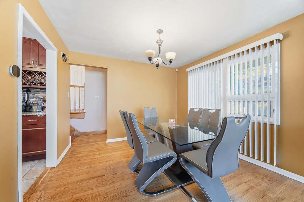 15966 Debbie Lane, South Holland, IL 60473