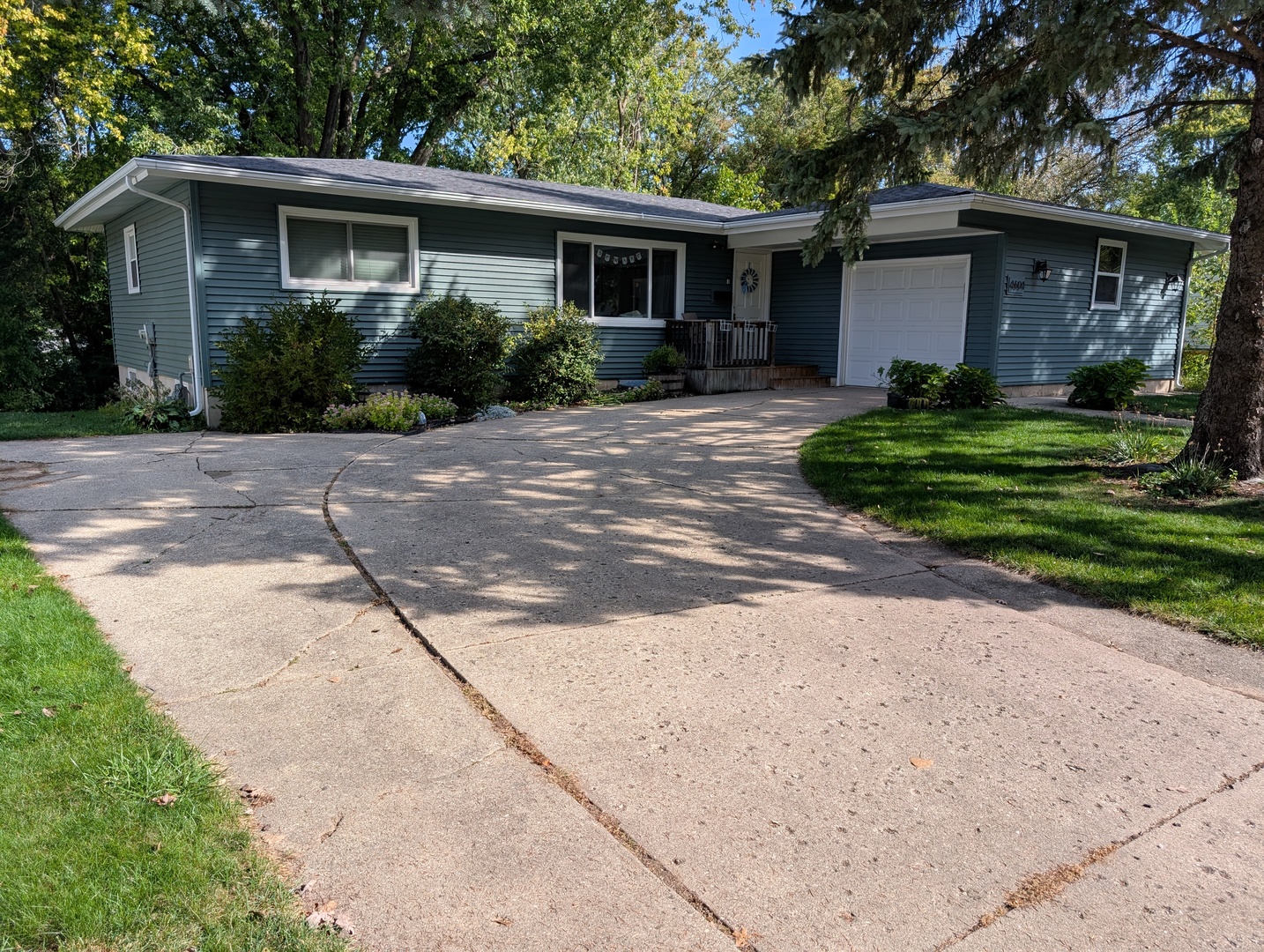 4604 Sussex Drive, McHenry, IL 60050