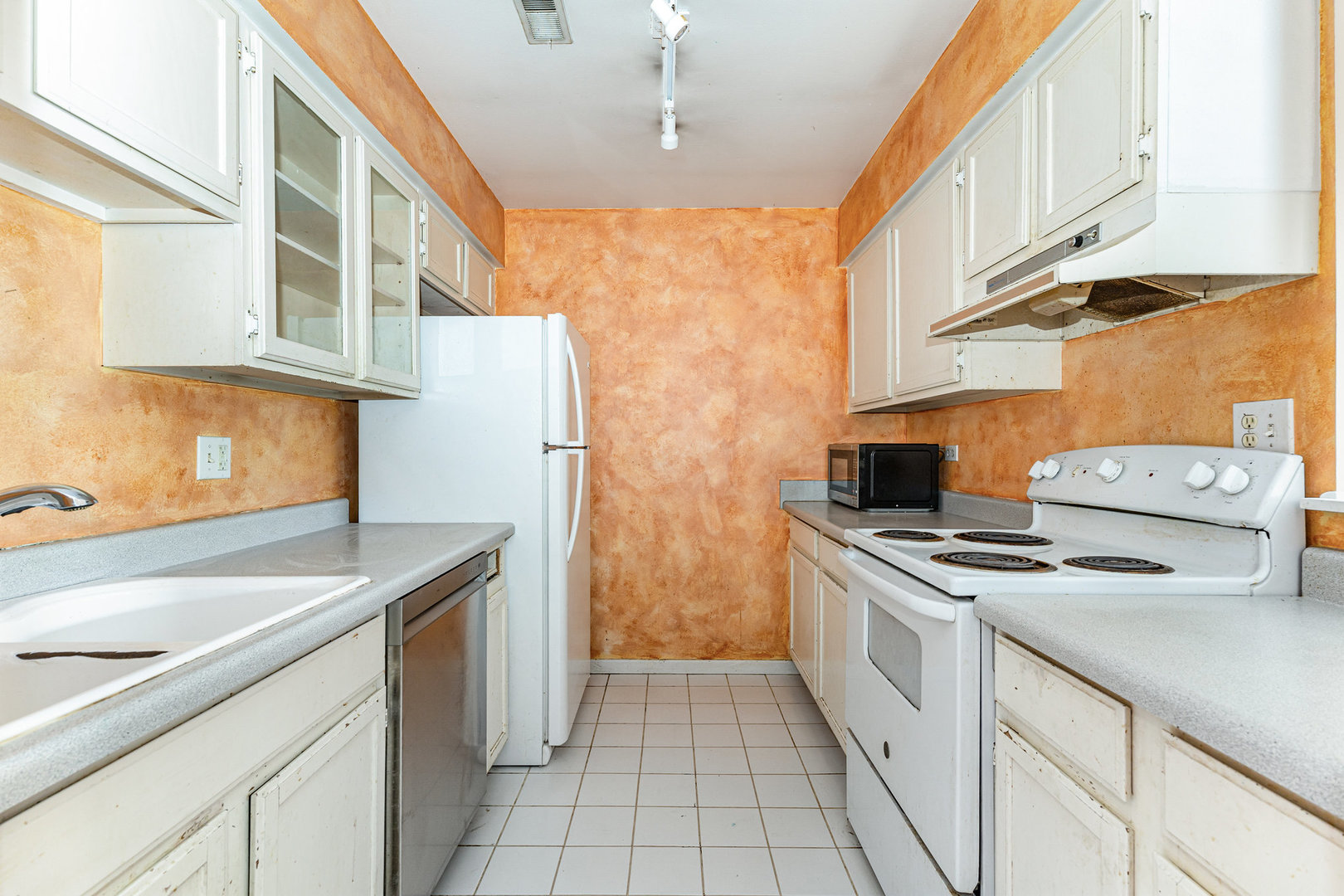 1440 Stonebridge Circle #J10, Wheaton, IL 60189