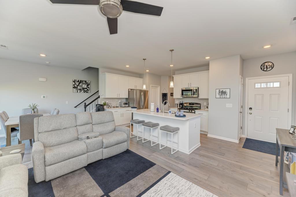 126 Kingsport Drive, South Elgin, IL 60177