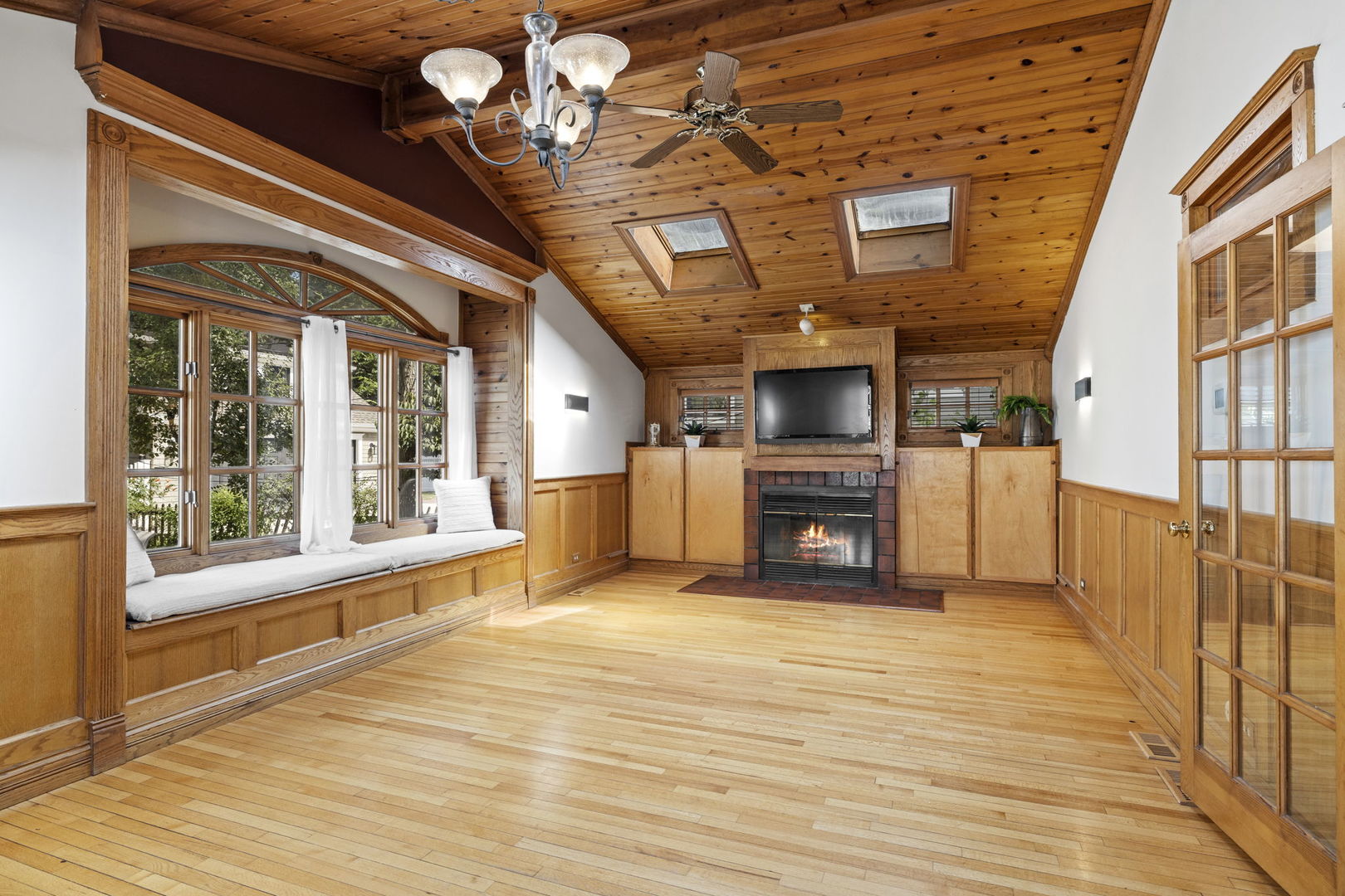 438 S Wright Street, Naperville, IL 60540