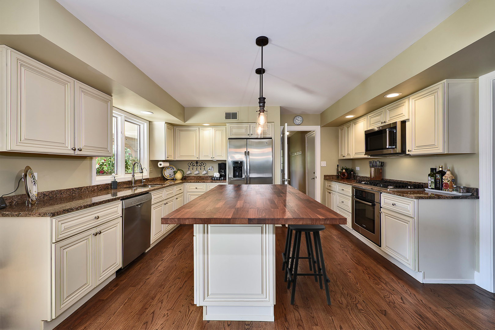 2022 Abbotsford Drive, Inverness, IL 60010