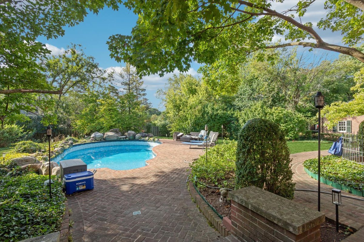 1053 Laurie Lane, Burr Ridge, IL 60527