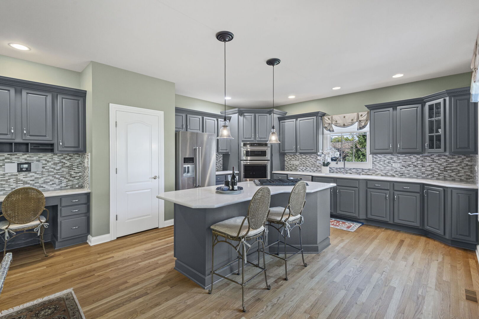 21787 W Vernon Ridge Drive, Mundelein, IL 60060