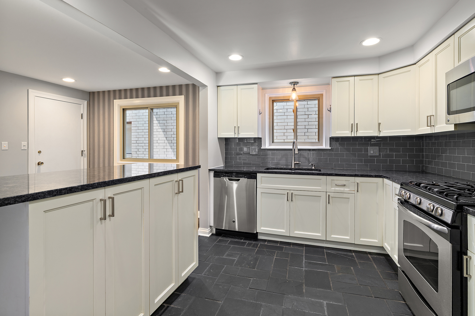 6852 N Northwest Highway #2B, Chicago, IL 60631