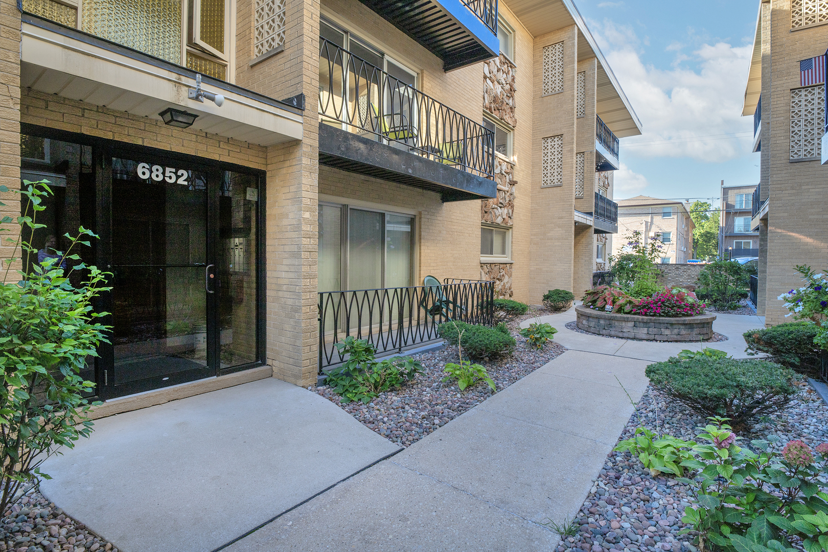 6852 N Northwest Highway #2B, Chicago, IL 60631