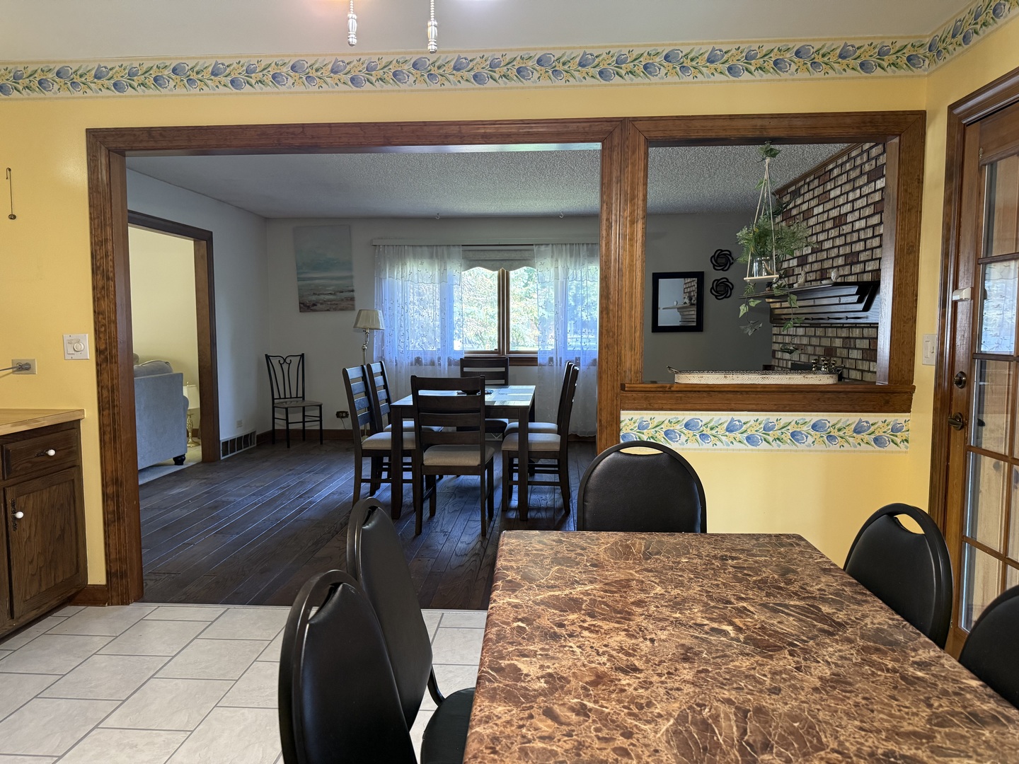 745 Donna Avenue, Aurora, IL 60505