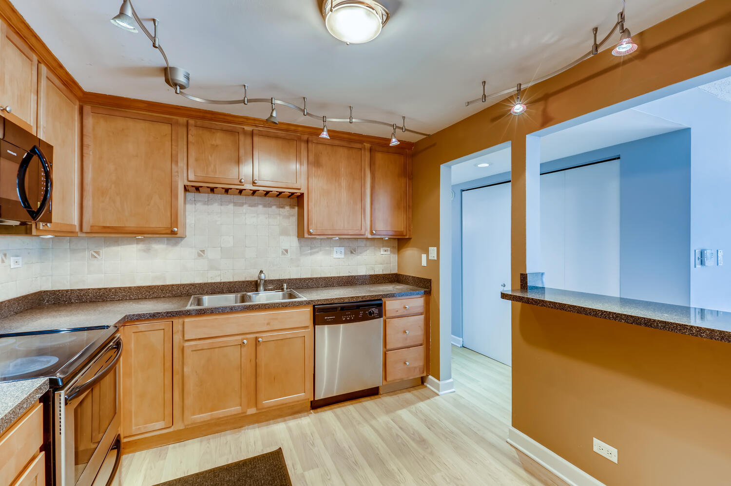 475 PLUM CREEK Drive #303, Wheeling, IL 60090
