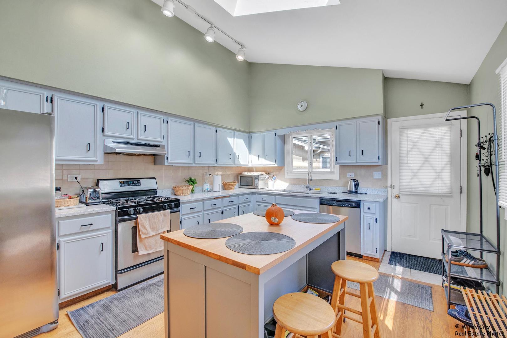 152 N May Street, Addison, IL 60101