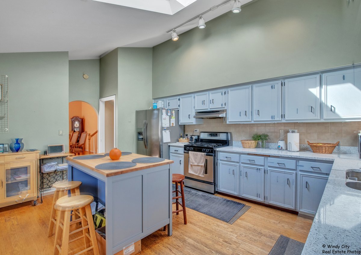 152 N May Street, Addison, IL 60101