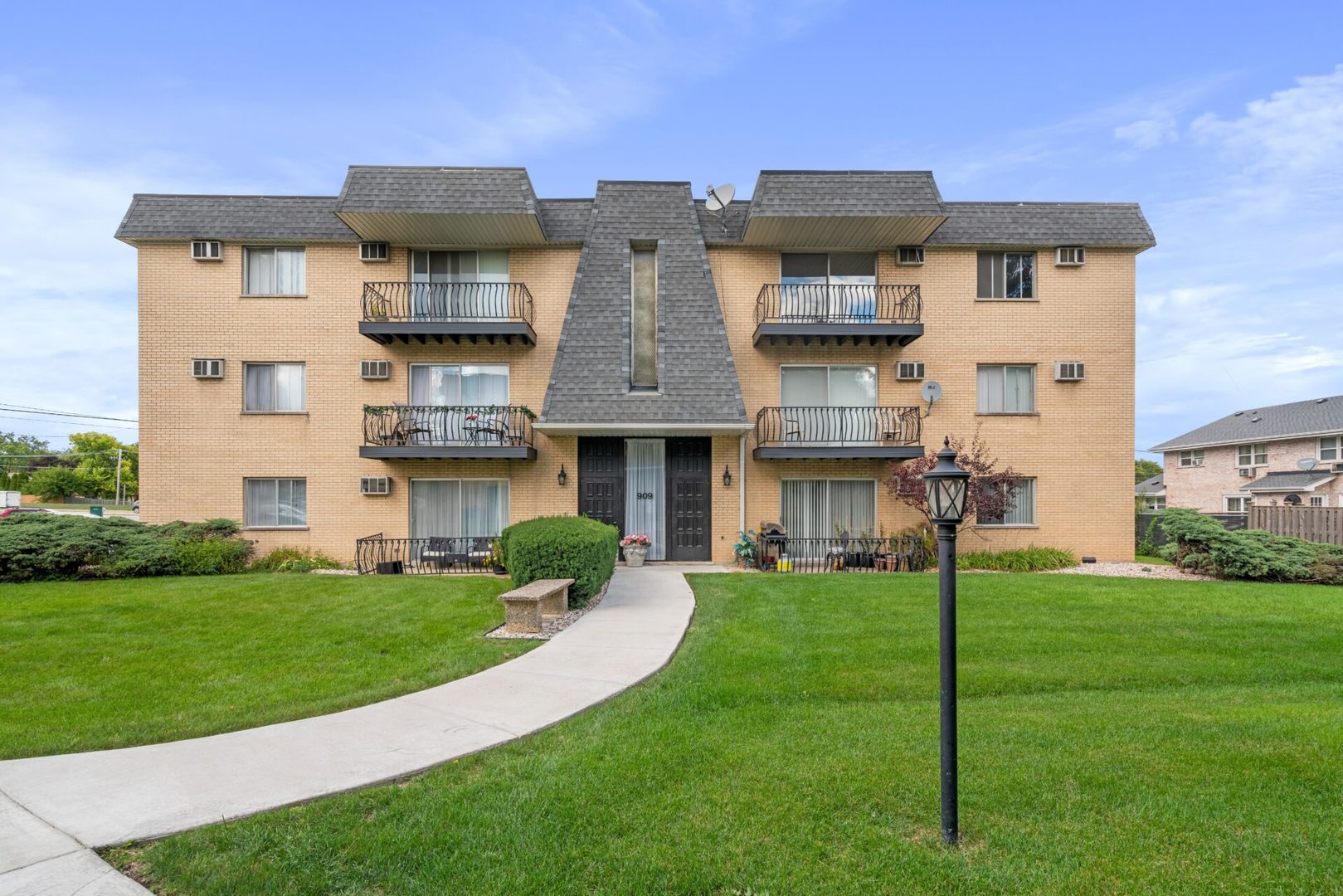 909 Plainfield Road #12, Darien, IL 60561