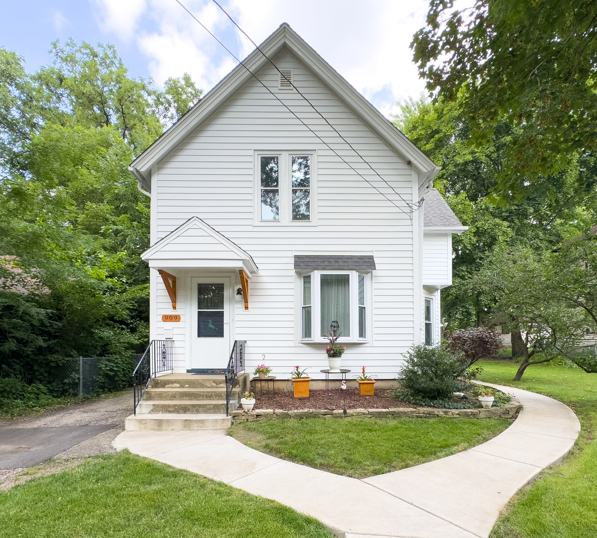 909 BELLEVUE Avenue, Elgin, IL 60120