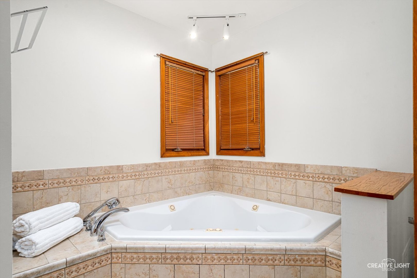 2587 OAKTON Court, Lisle, IL 60532