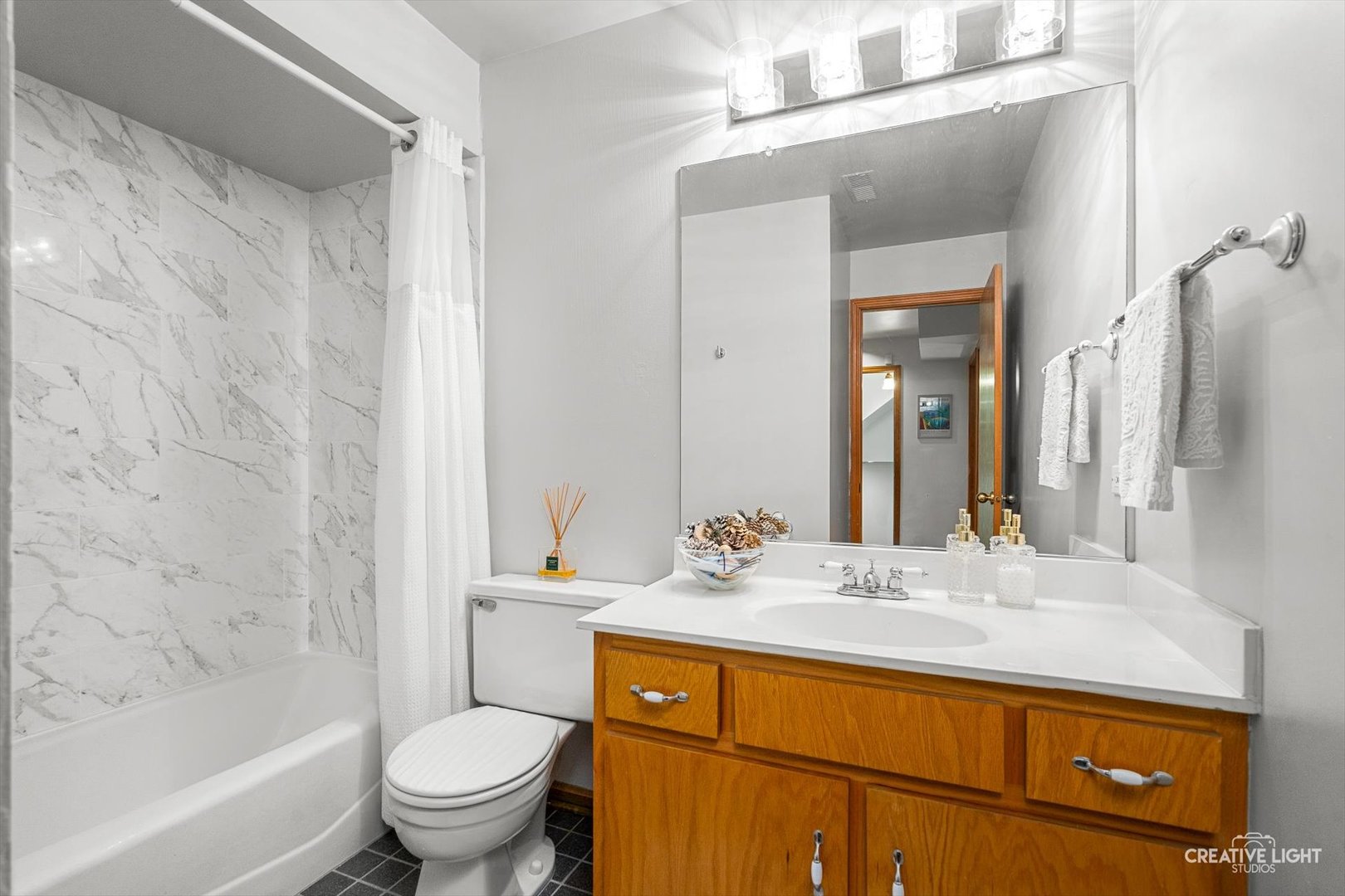 2587 OAKTON Court, Lisle, IL 60532