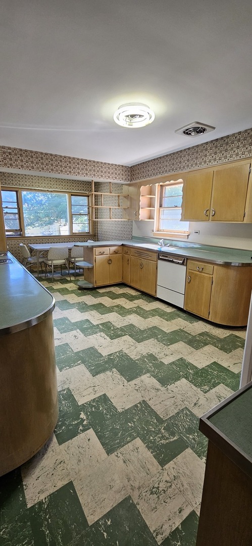 9241 S Richmond Avenue, Evergreen Park, IL 60805