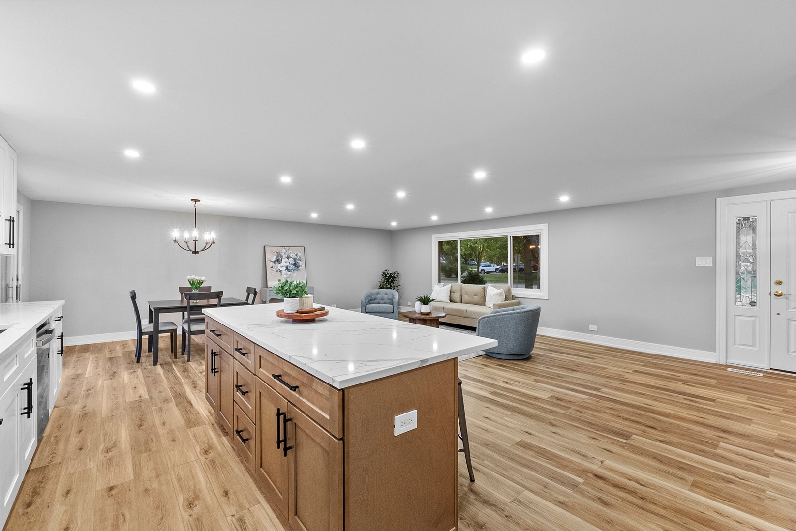 305 Williams Drive, Schaumburg, IL 60193