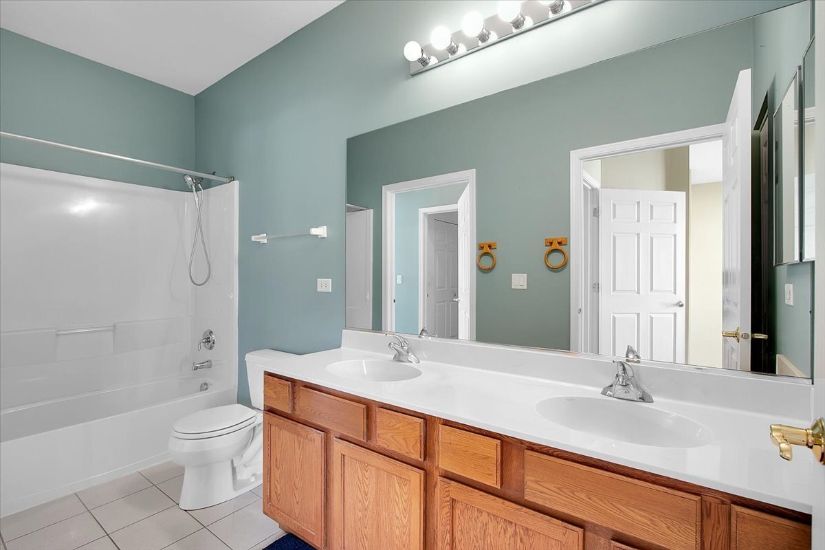 16012 Carillon Lakes Court, Crest Hill, IL 60403