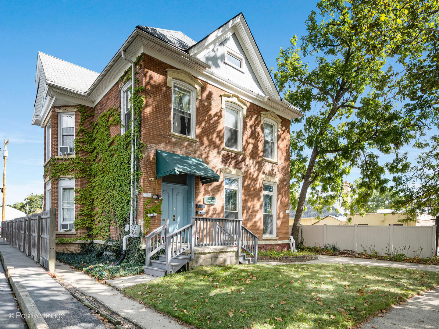 211 Cedar Street, Aurora, IL 60506