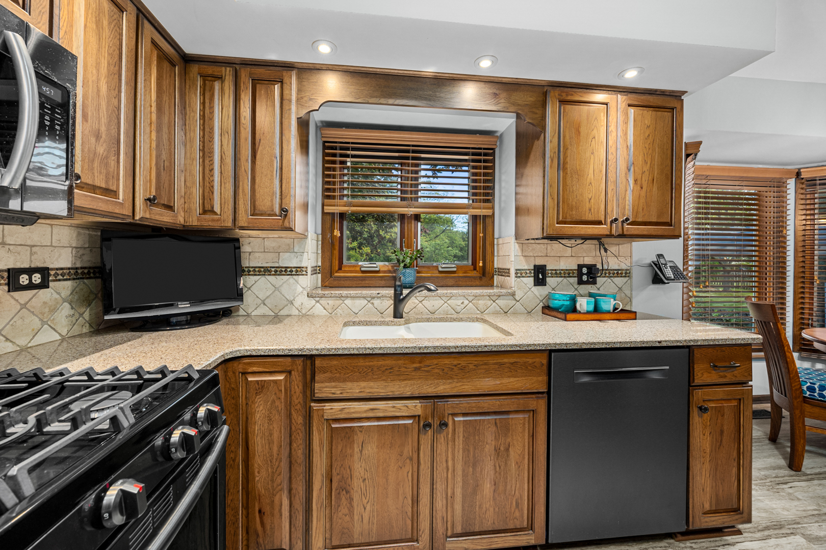 955 N Dexter Lane, Hoffman Estates, IL 60169