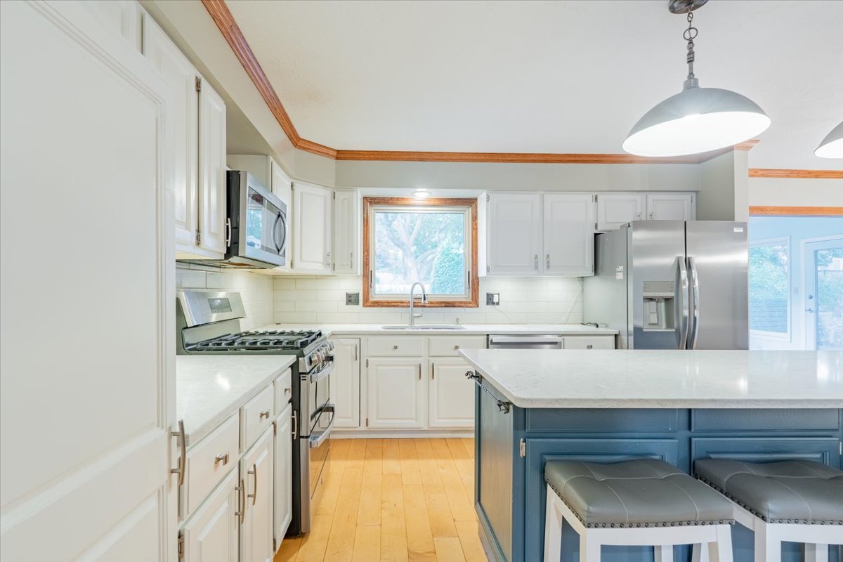 10 Inverness Drive, Bloomington, IL 61701