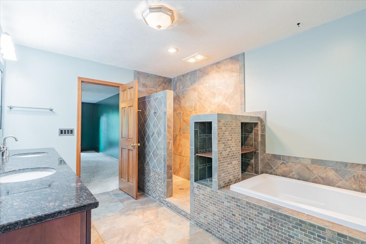 10 Inverness Drive, Bloomington, IL 61701