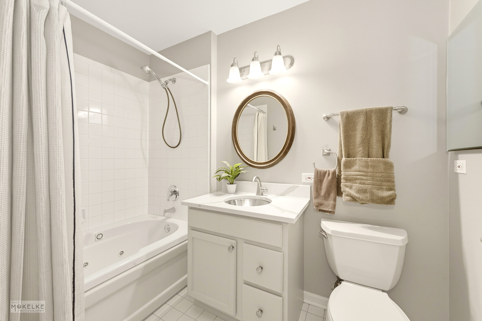 27 E Hattendorf Avenue #216, Roselle, IL 60172