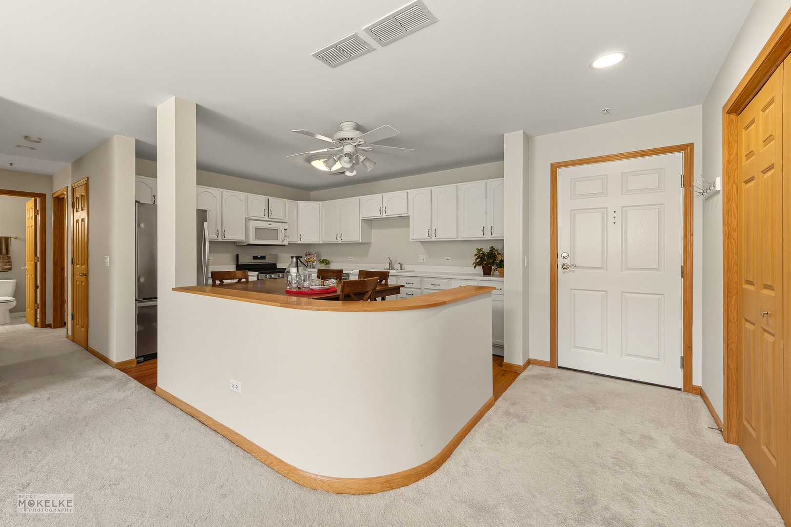 27 E Hattendorf Avenue #216, Roselle, IL 60172