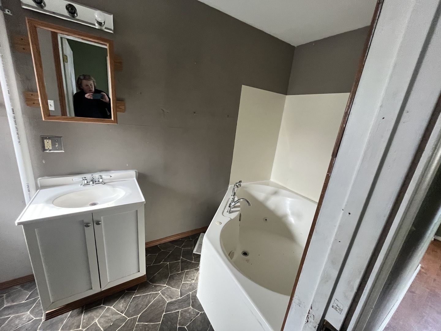 1002 N Roosevelt Avenue, Bloomington, IL 61701