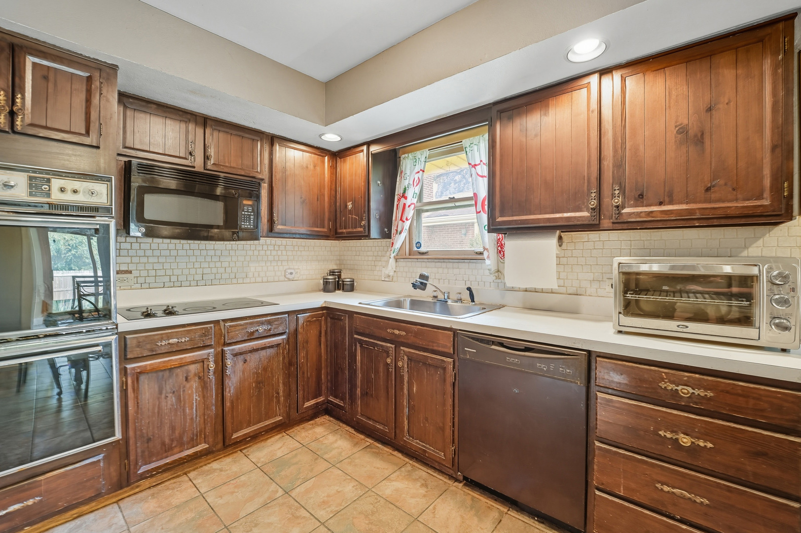 1812 E Algonquin Road, Des Plaines, IL 60016