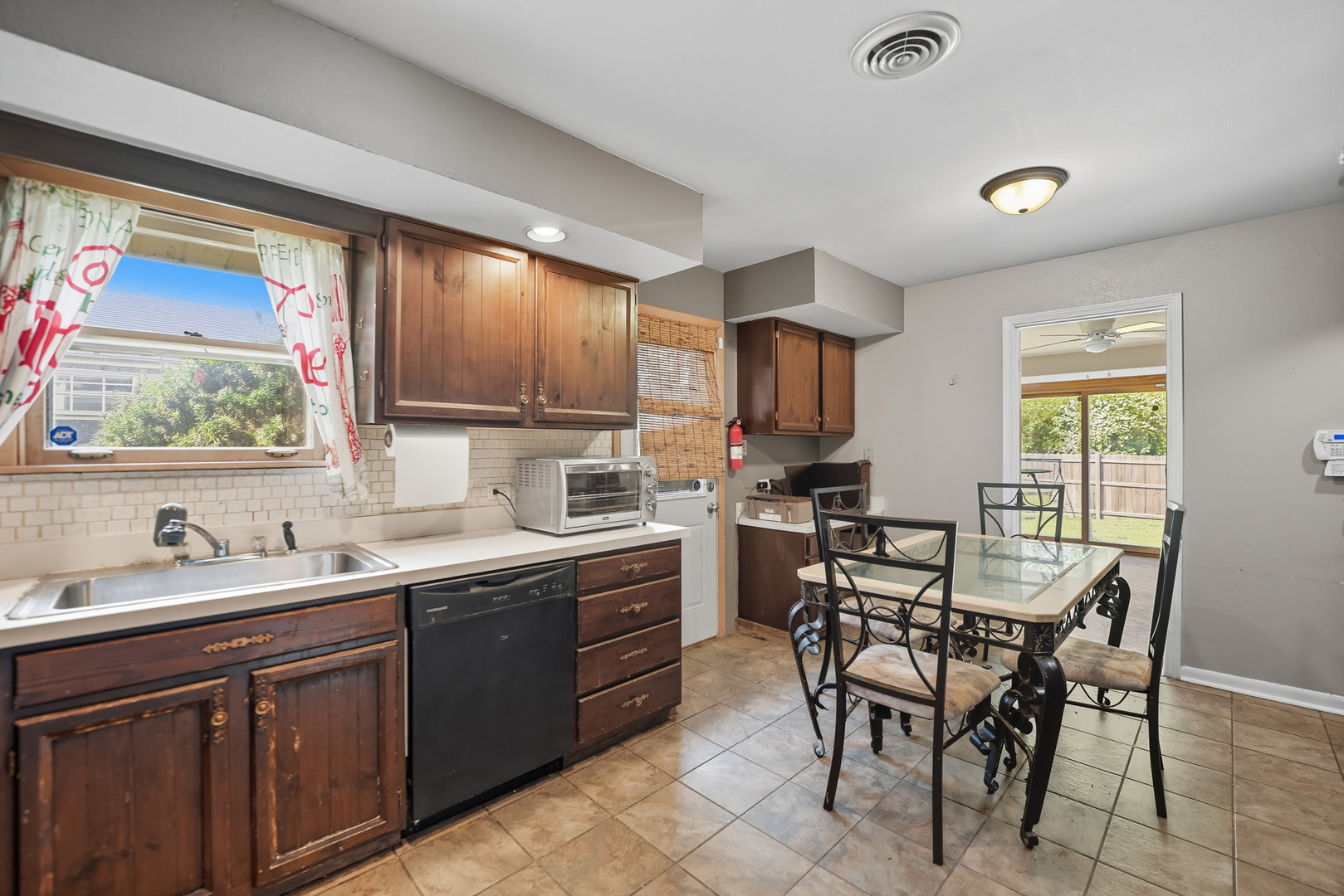 1812 E Algonquin Road, Des Plaines, IL 60016