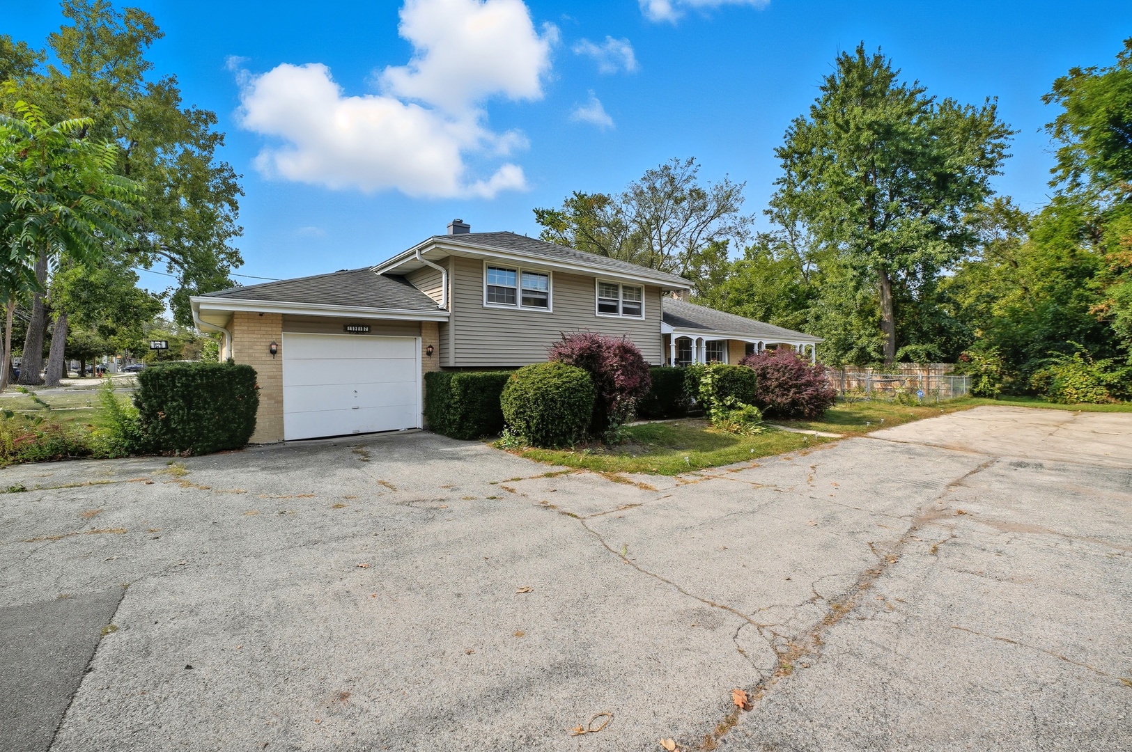 1812 E Algonquin Road, Des Plaines, IL 60016