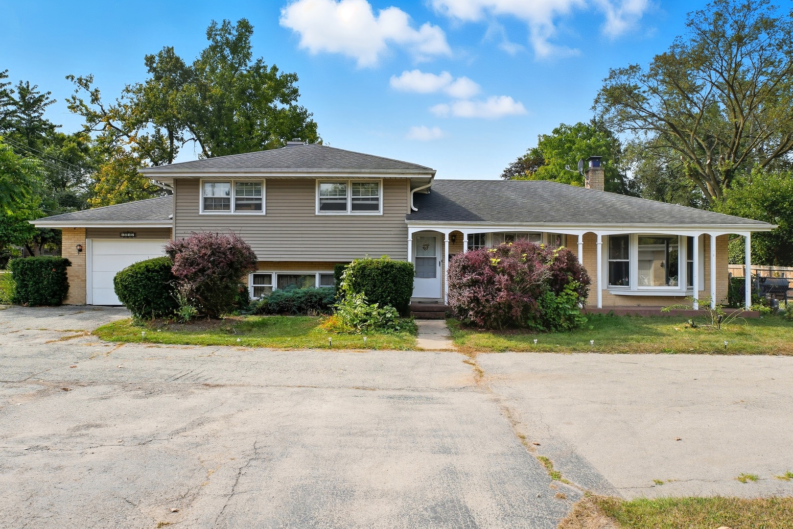 1812 E Algonquin Road, Des Plaines, IL 60016