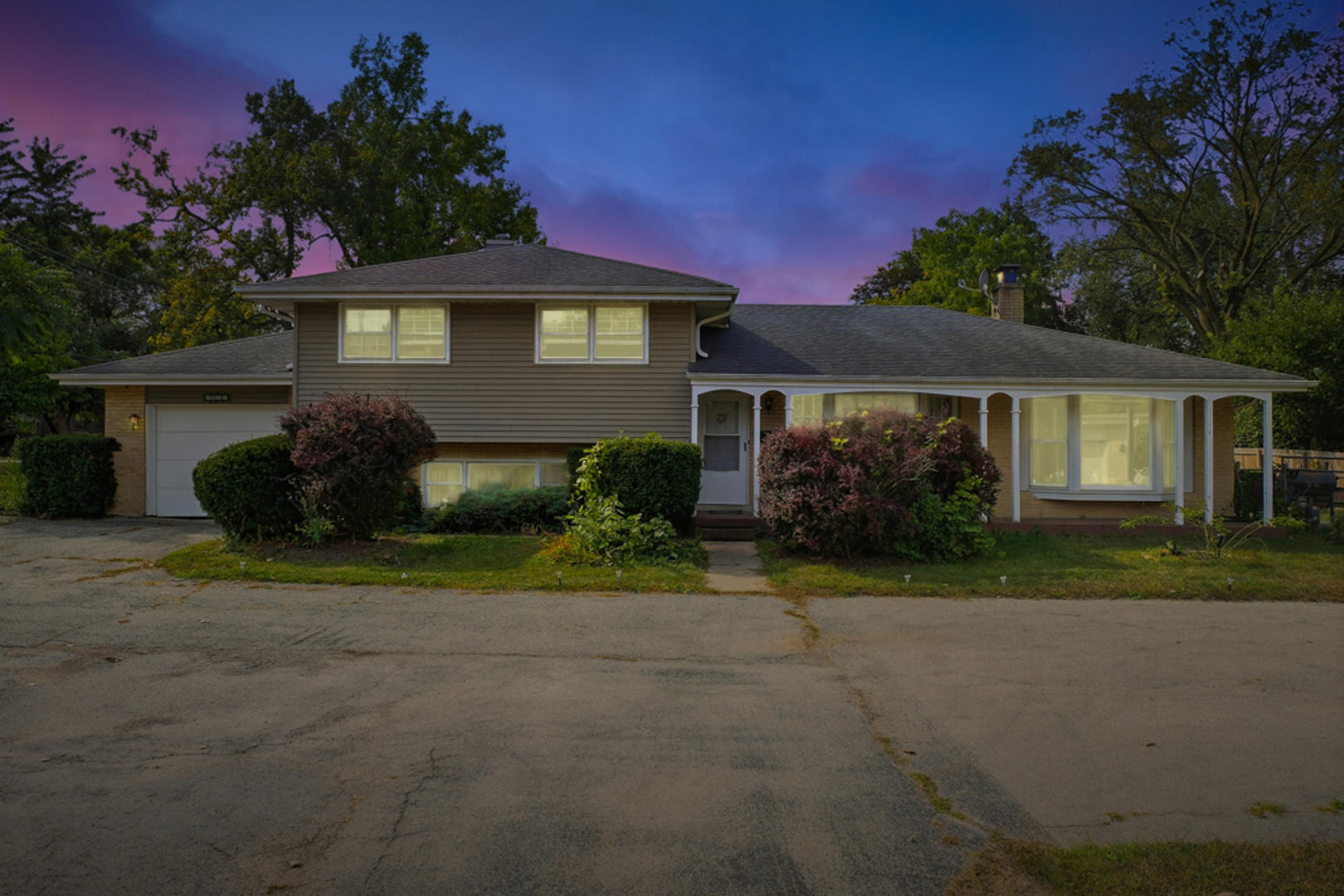 1812 E Algonquin Road, Des Plaines, IL 60016