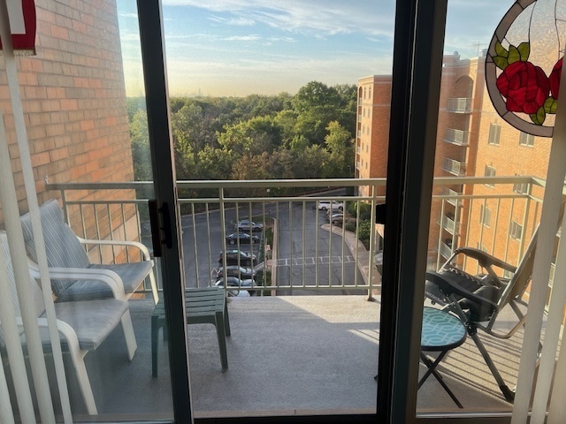 6815 N Milwaukee Avenue #702, Niles, IL 60714