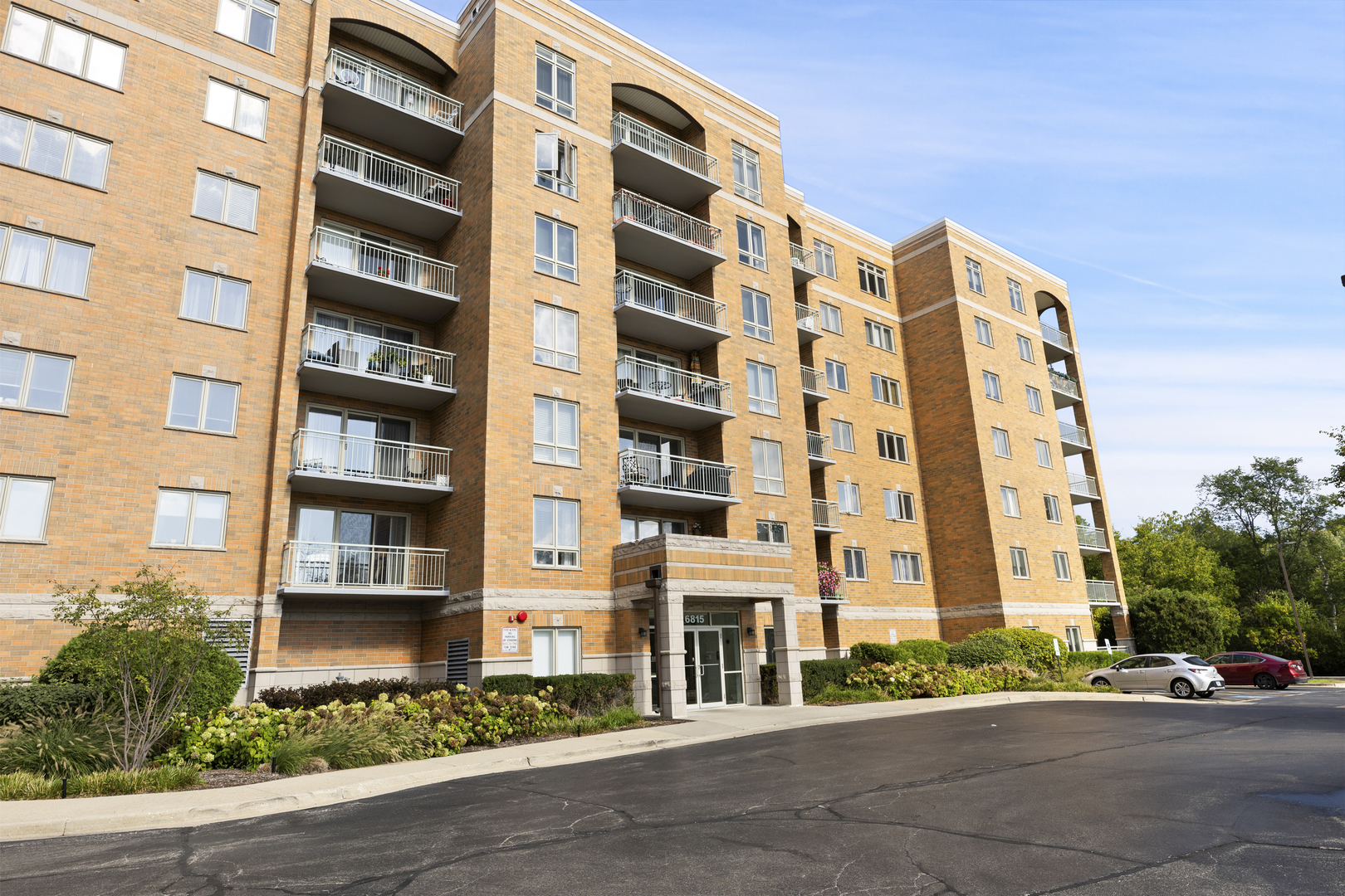 6815 N Milwaukee Avenue #702, Niles, IL 60714