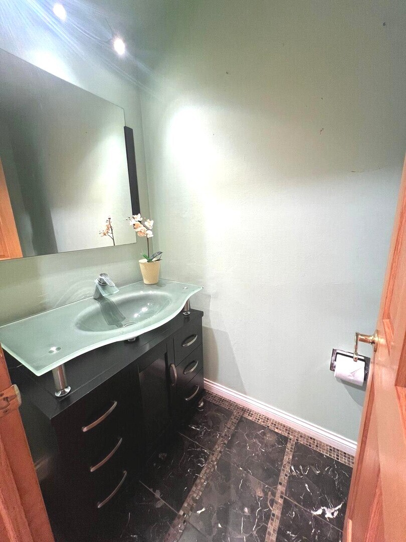 823 Gladstone Drive, Vernon Hills, IL 60061