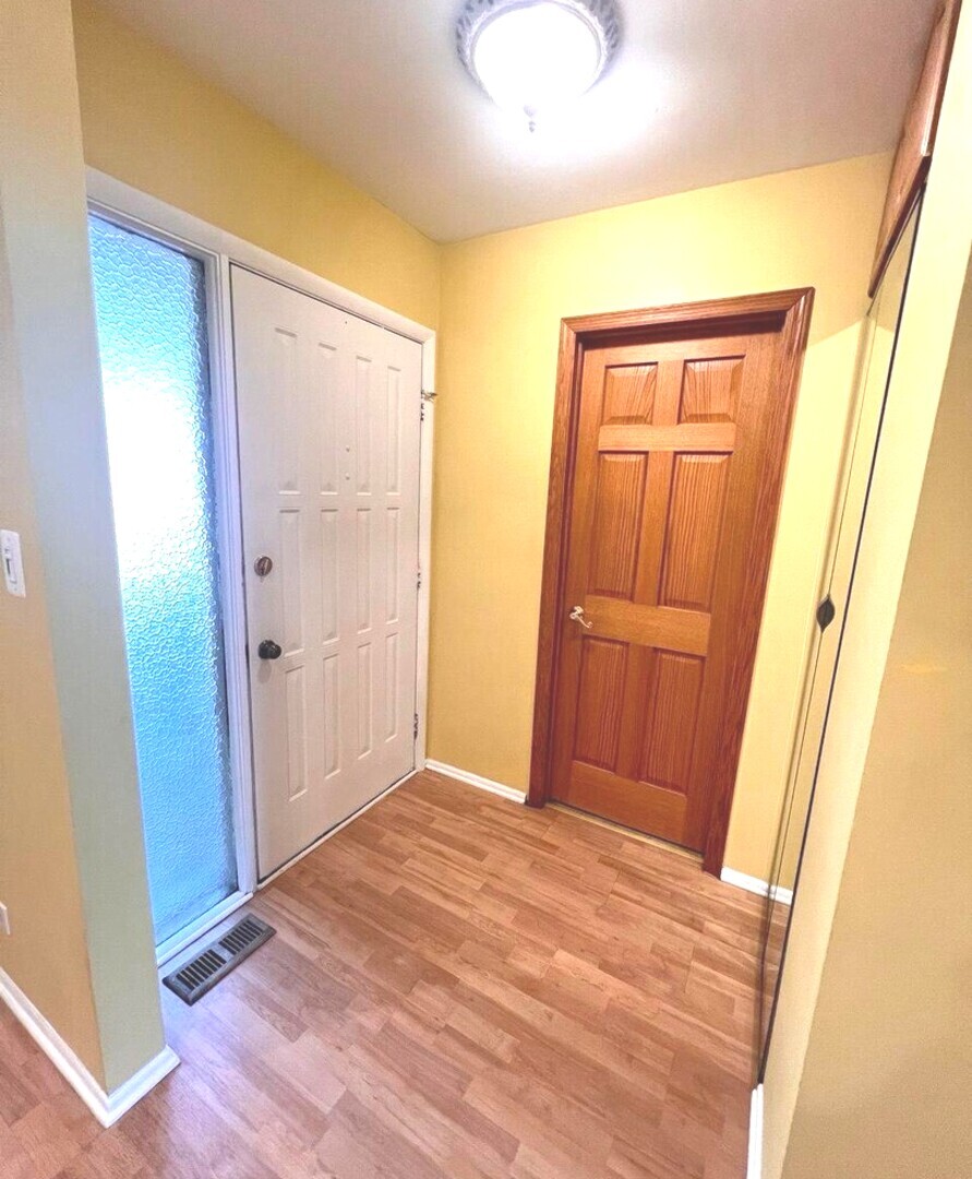 823 Gladstone Drive, Vernon Hills, IL 60061