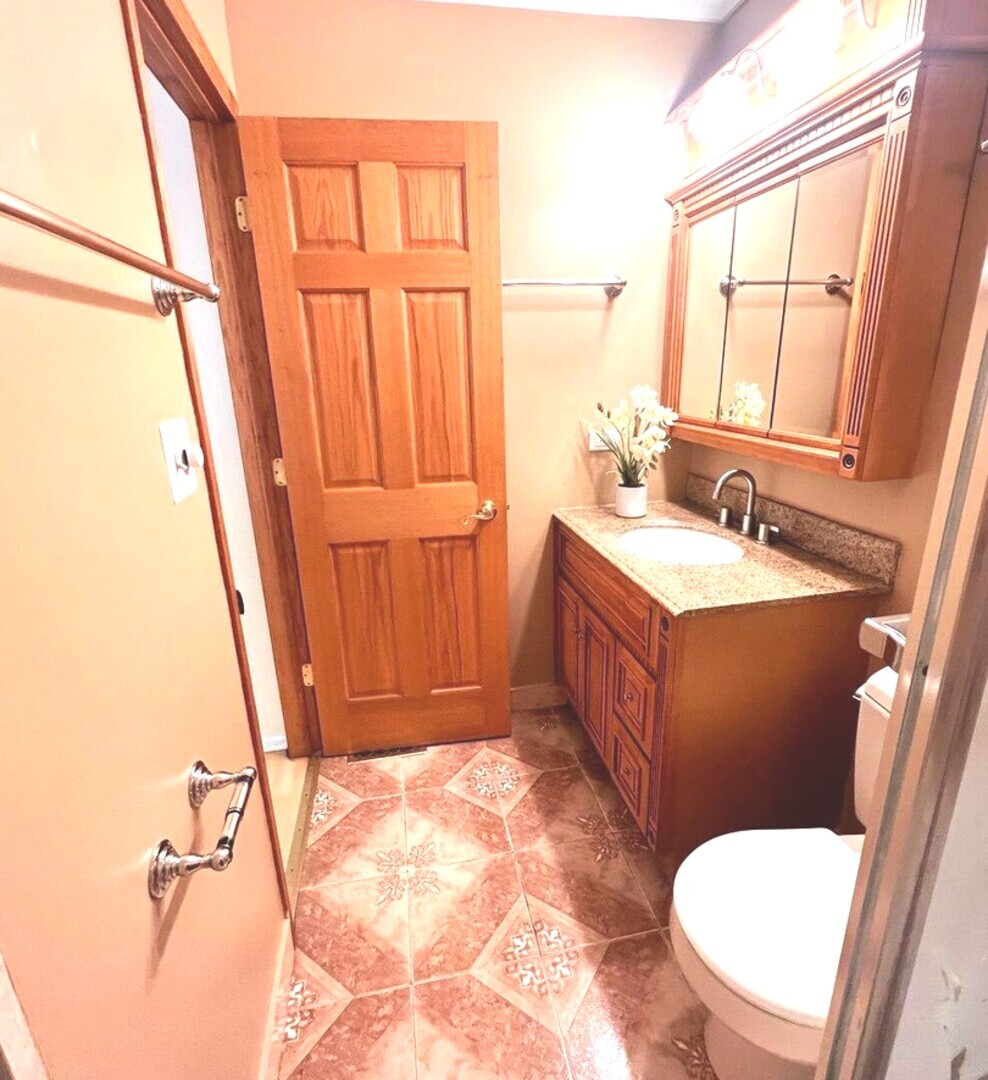 823 Gladstone Drive, Vernon Hills, IL 60061