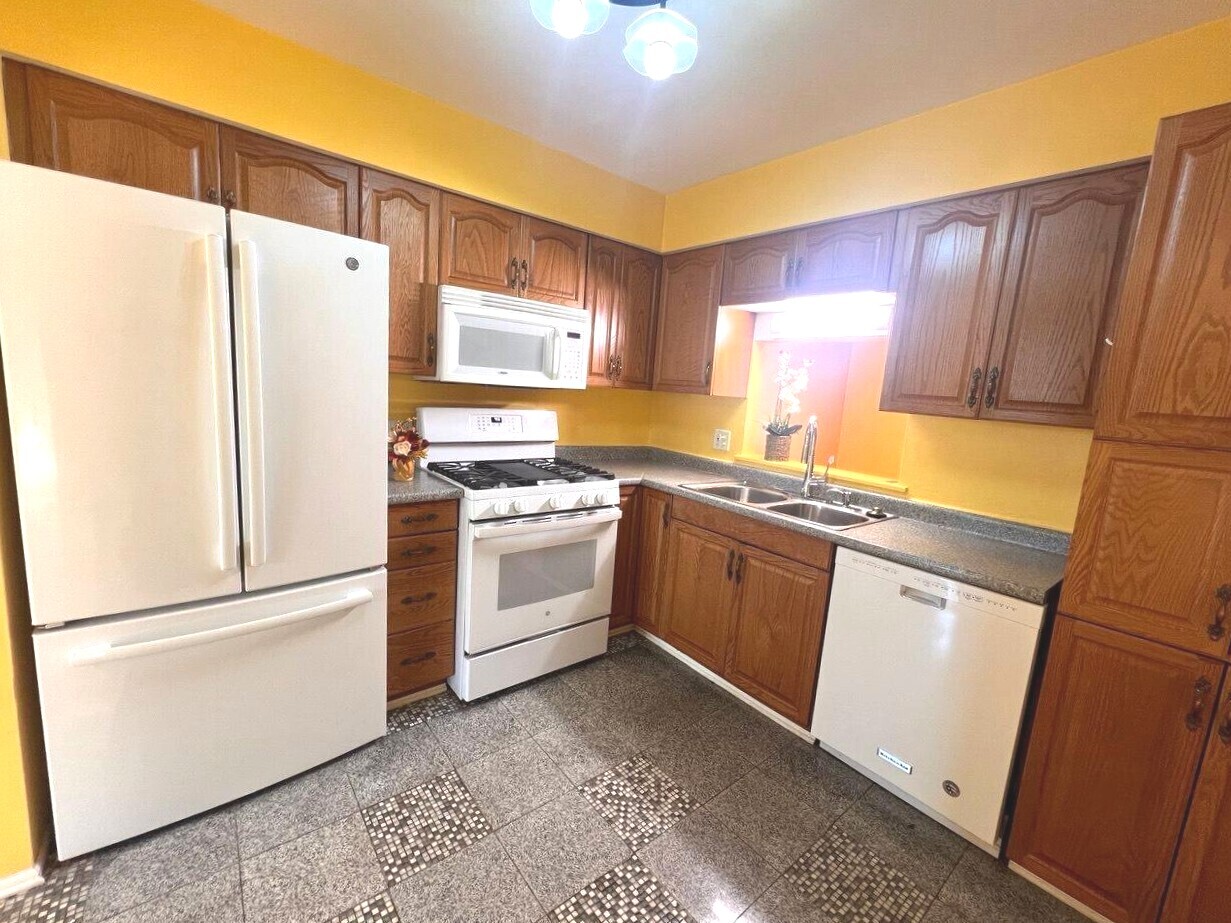 823 Gladstone Drive, Vernon Hills, IL 60061