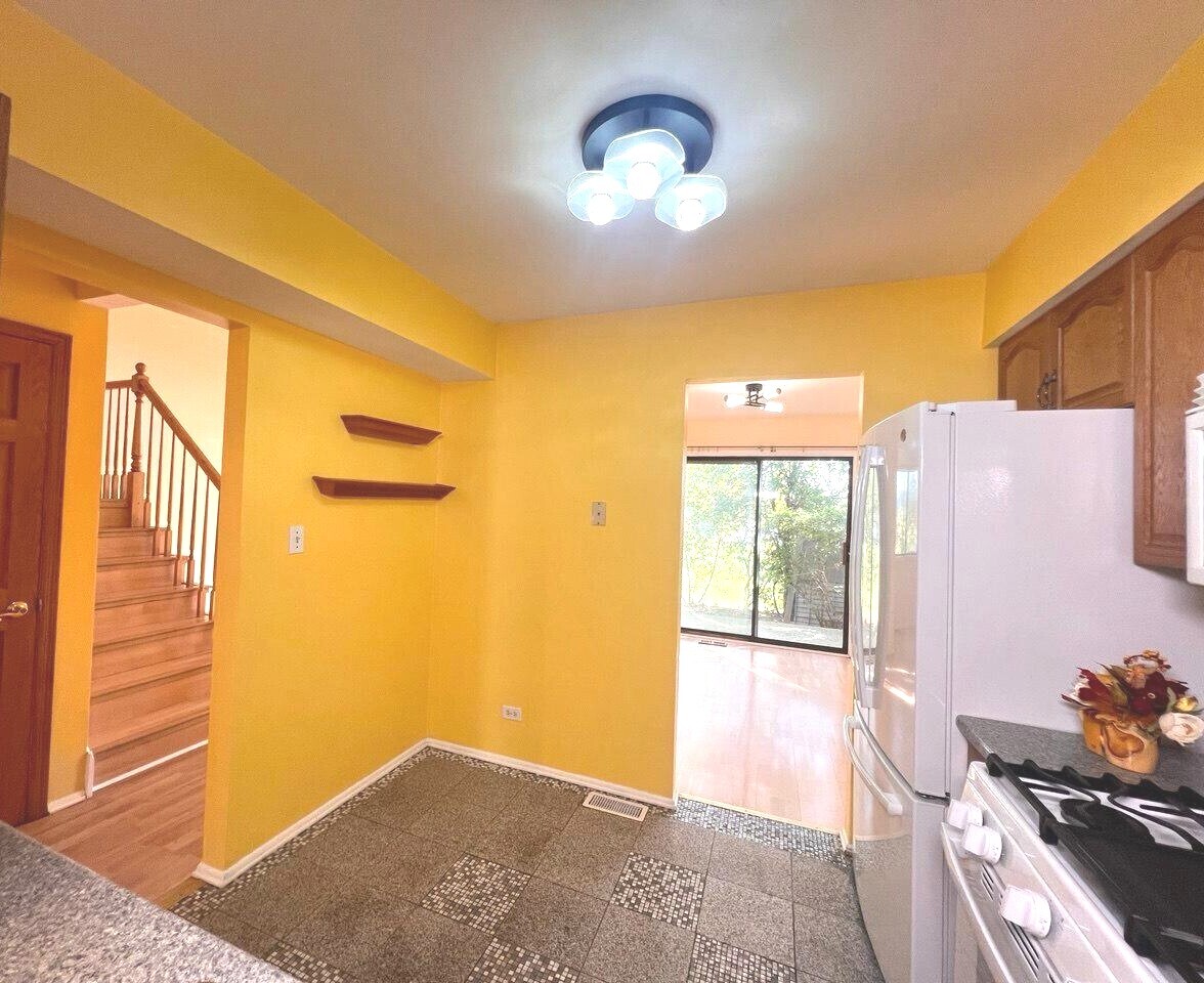 823 Gladstone Drive, Vernon Hills, IL 60061