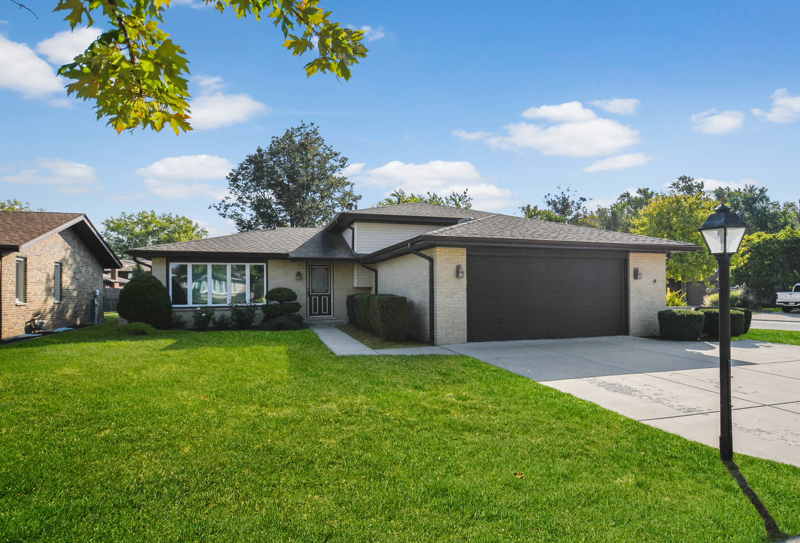 11201 S Deerpath Lane, Palos Hills, IL 60465