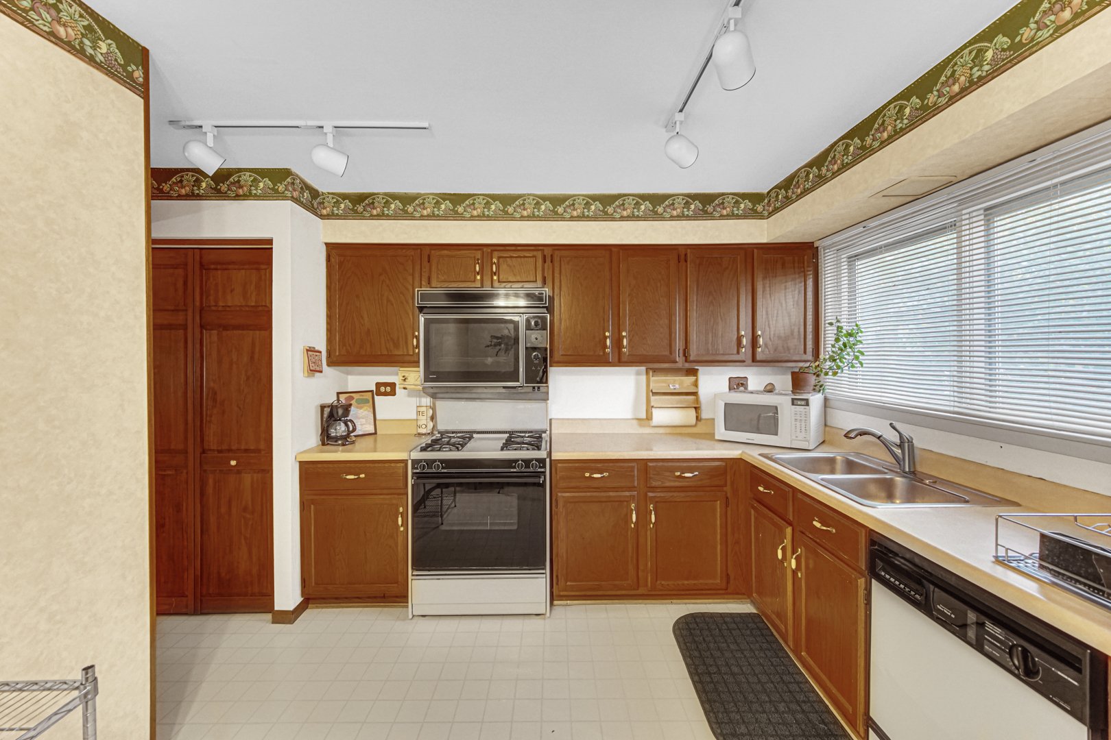 308 Pacific Drive, Bolingbrook, IL 60440